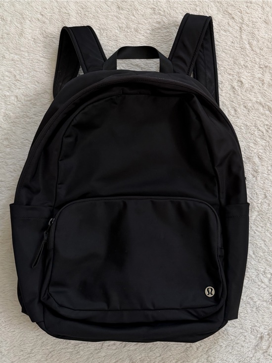 lululemon athletica Handbags - Lululemon Everywhere Backpack 22L